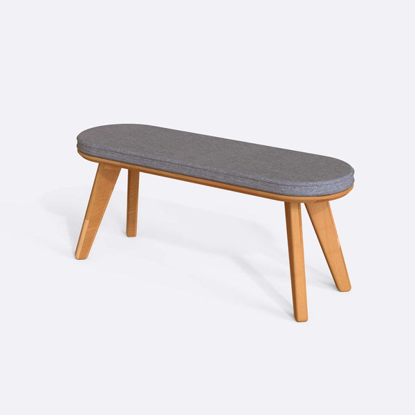 Yase Bench 120 x 38, gri keten döşemeli oturum ve masif kayın gövde, beyaz zeminde üç çeyrek açıdan stüdyo çekimi