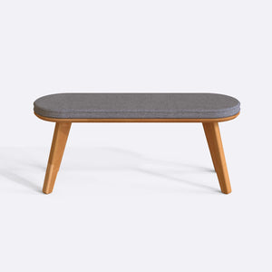 Yase Bench 120 x 38, gri keten döşemeli oturum ve masif kayın gövde, düz beyaz zeminde önden stüdyo çekimi