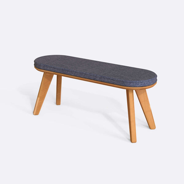 Yase Bench 120 x 38, kül keten döşemeli oturum ve masif kayın gövde, beyaz zeminde üç çeyrek açıdan stüdyo çekimi