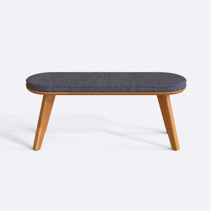 Yase Bench 120 x 38, kül keten döşemeli oturum ve masif kayın gövde, düz beyaz zeminde önden stüdyo çekimi