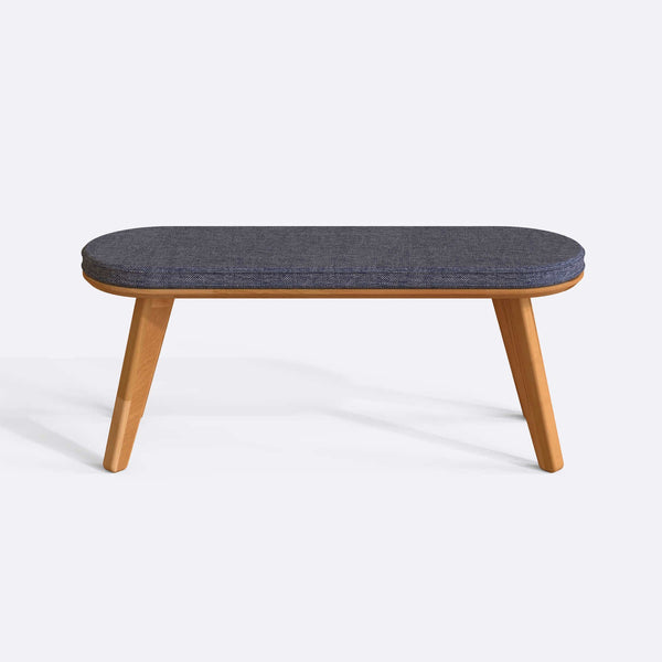 Yase Bench 120 x 38, kül keten döşemeli oturum ve masif kayın gövde, düz beyaz zeminde önden stüdyo çekimi