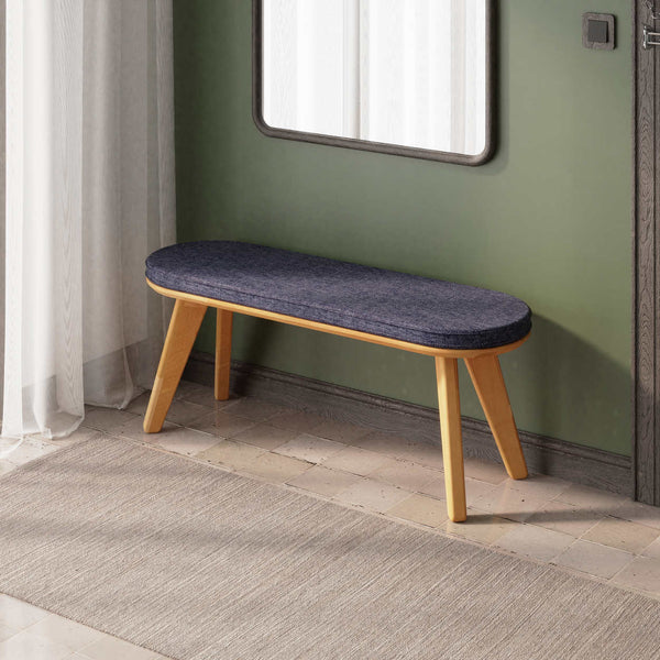 Yase Bench 120 x 38, lacivert keten döşemeli oturum ve masif kayın gövde, döşenmiş oda ortamında kullanım görünümü