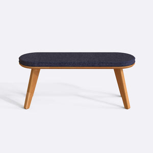 Yase Bench 120 x 38, lacivert keten döşemeli oturum ve masif kayın gövde, düz beyaz zeminde önden stüdyo çekimi