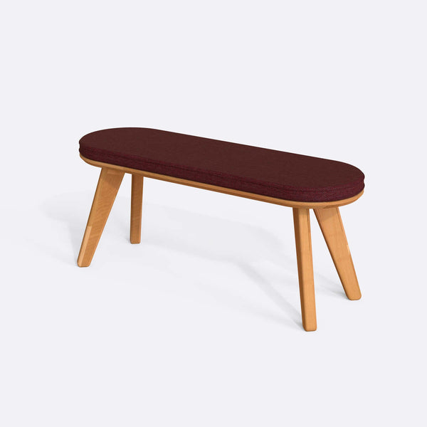 Yase Bench 120 x 38, bordo keten döşemeli oturum ve masif kayın gövde, beyaz zeminde üç çeyrek açıdan stüdyo çekimi