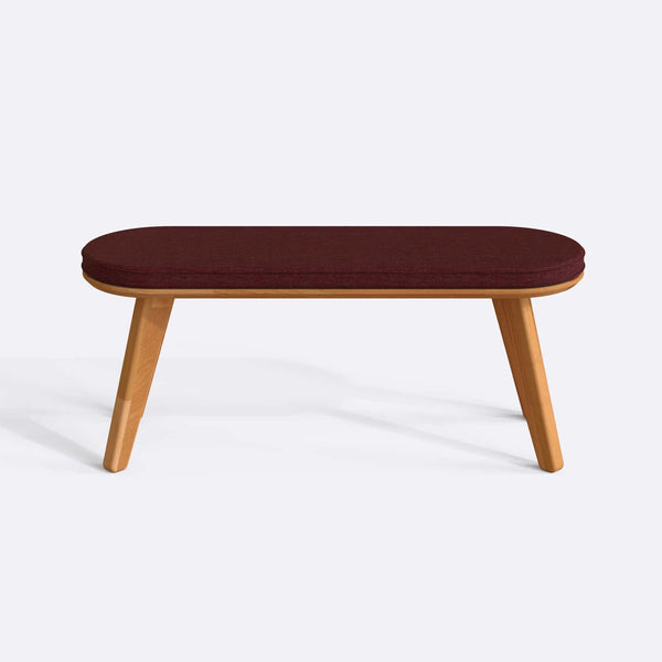 Yase Bench 120 x 38, bordo keten döşemeli oturum ve masif kayın gövde, düz beyaz zeminde önden stüdyo çekimi