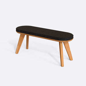 Yase Bench 120 x 38, siyah keten döşemeli oturum ve masif kayın gövde, beyaz zeminde üç çeyrek açıdan stüdyo çekimi
