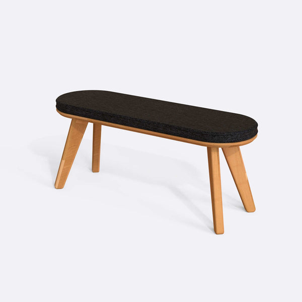 Yase Bench 120 x 38, siyah keten döşemeli oturum ve masif kayın gövde, beyaz zeminde üç çeyrek açıdan stüdyo çekimi