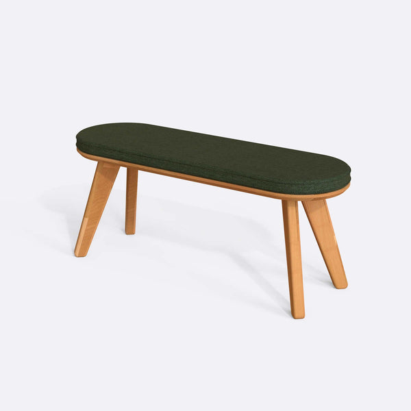 Yase Bench 120 x 38, yeşil keten döşemeli oturum ve masif kayın gövde, beyaz zeminde üç çeyrek açıdan stüdyo çekimi