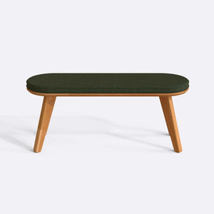 Yase Bench 120 x 38, yeşil keten döşemeli oturum ve masif kayın gövde, düz beyaz zeminde önden stüdyo çekimi
