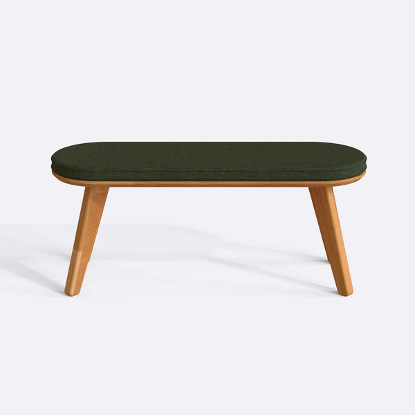 Yase Bench 120 x 38, yeşil keten döşemeli oturum ve masif kayın gövde, düz beyaz zeminde önden stüdyo çekimi
