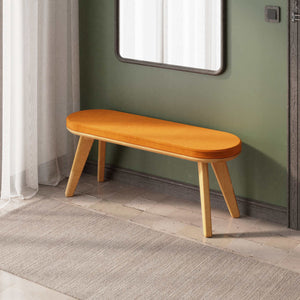 Yase Bench 120 x 38, badem kadife döşemeli oturum ve masif kayın gövde, döşenmiş oda ortamında kullanım görünümü