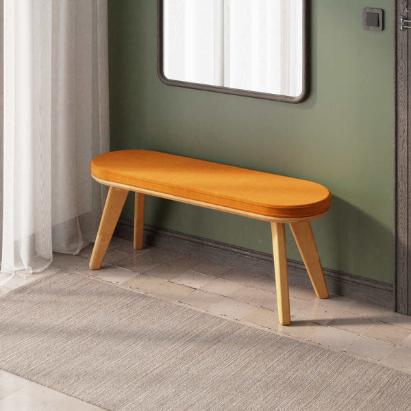 Yase Bench 120 x 38, badem kadife döşemeli oturum ve masif kayın gövde, döşenmiş oda ortamında kullanım görünümü
