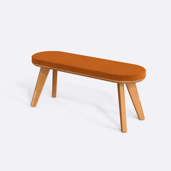 Yase Bench 120 x 38, badem kadife döşemeli oturum ve masif kayın gövde, beyaz zeminde üç çeyrek açıdan stüdyo çekimi