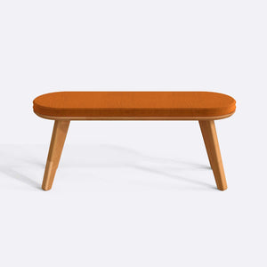 Yase Bench 120 x 38, badem kadife döşemeli oturum ve masif kayın gövde, düz beyaz zeminde önden stüdyo çekimi