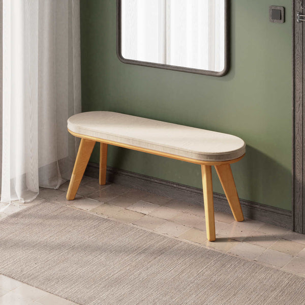 Yase Bench 120 x 38, kum kadife döşemeli oturum ve masif kayın gövde, döşenmiş oda ortamında kullanım görünümü