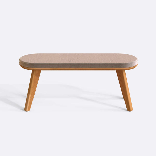 Yase Bench 120 x 38, kum kadife döşemeli oturum ve masif kayın gövde, düz beyaz zeminde önden stüdyo çekimi