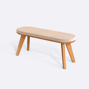 Yase Bench 120 x 38, ekru kadife döşemeli oturum ve masif kayın gövde, beyaz zeminde üç çeyrek açıdan stüdyo çekimi