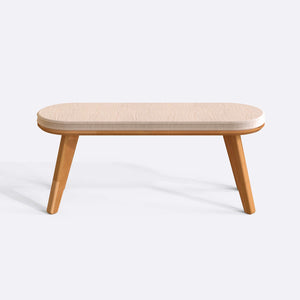 Yase Bench 120 x 38, ekru kadife döşemeli oturum ve masif kayın gövde, düz beyaz zeminde önden stüdyo çekimi