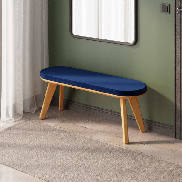 Yase Bench 120 x 38, lacivert kadife döşemeli oturum ve masif kayın gövde, döşenmiş oda ortamında kullanım görünümü