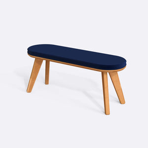 Yase Bench 120 x 38, lacivert kadife döşemeli oturum ve masif kayın gövde, beyaz zeminde üç çeyrek açıdan stüdyo çekimi