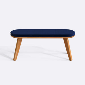 Yase Bench 120 x 38, lacivert kadife döşemeli oturum ve masif kayın gövde, düz beyaz zeminde önden stüdyo çekimi