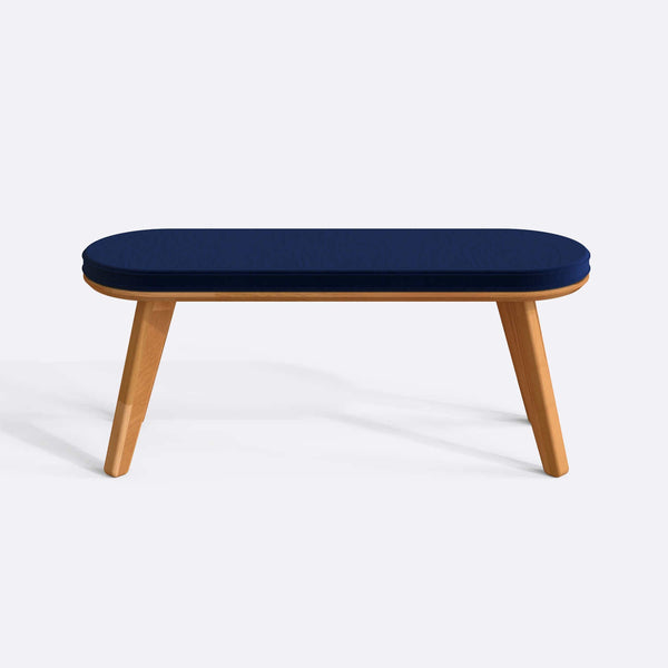 Yase Bench 120 x 38, lacivert kadife döşemeli oturum ve masif kayın gövde, düz beyaz zeminde önden stüdyo çekimi