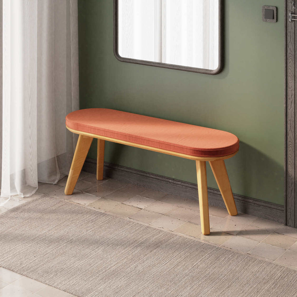 Yase Bench, masif kayın gövde ve kumaş döşeme, 120 cm genişliğinde, ev ortamında kullanım görünümü