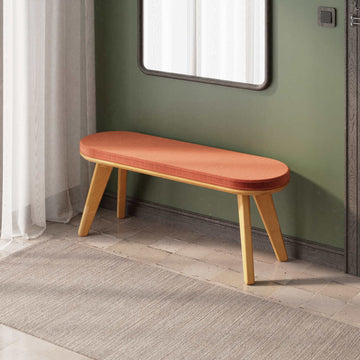 Yase Bench, masif kayın gövde ve kumaş döşeme, 120 cm genişliğinde, ev ortamında kullanım görünümü