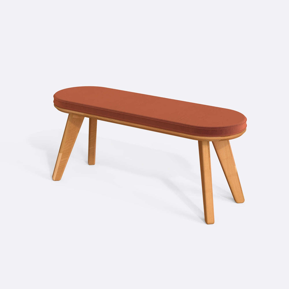 Yase Bench, masif kayın gövde ve kumaş döşeme, 120 cm genişliğinde, ev ortamında kullanım görünümü