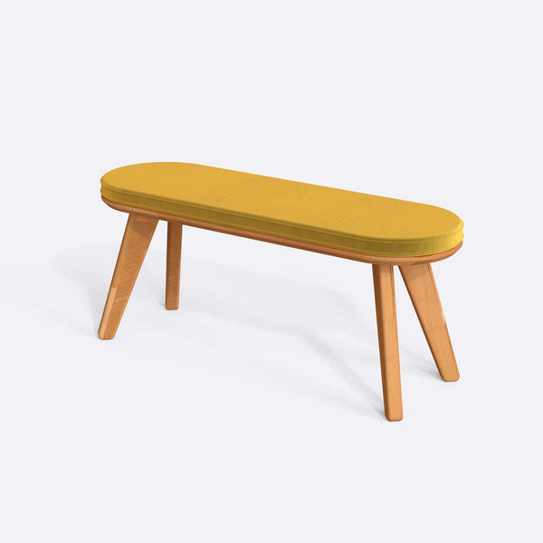 Yase Bench 120 x 38, sarı kadife döşemeli oturum ve masif kayın gövde, beyaz zeminde üç çeyrek açıdan stüdyo çekimi