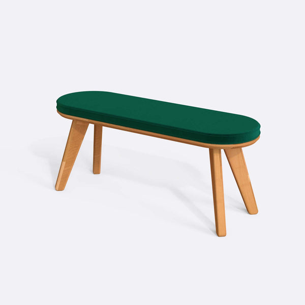 Yase Bench 120 x 38, zümrüt kadife döşemeli oturum ve masif kayın gövde, beyaz zeminde üç çeyrek açıdan stüdyo çekimi