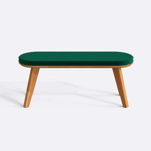 Yase Bench 120 x 38, zümrüt kadife döşemeli oturum ve masif kayın gövde, düz beyaz zeminde önden stüdyo çekimi