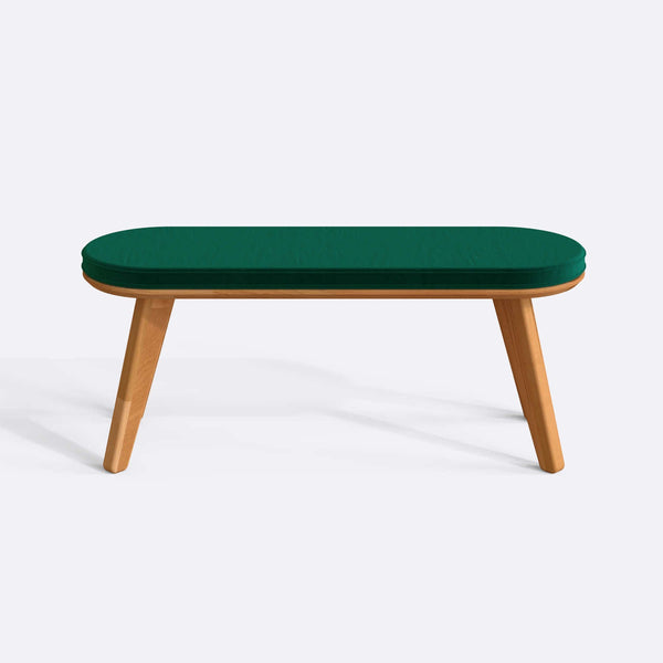 Yase Bench 120 x 38, zümrüt kadife döşemeli oturum ve masif kayın gövde, düz beyaz zeminde önden stüdyo çekimi