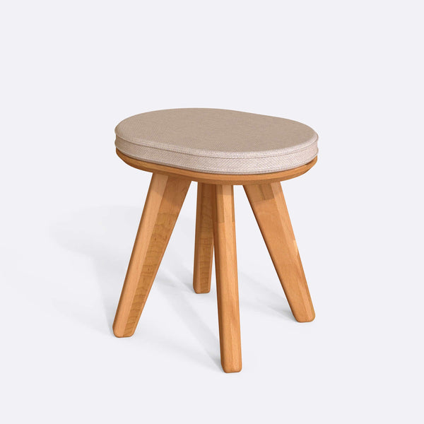 Yase Tabure, ekru keten döşeme, masif kayın gövde, beyaz zeminde üç çeyrek açıdan stüdyo çekimi