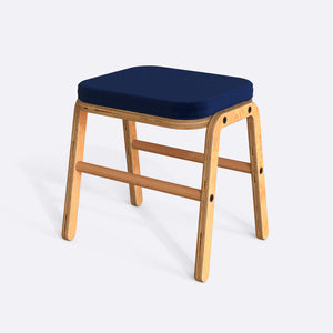 Rono Tabure, lacivert kadife döşeme, masif kayın gövde, beyaz zeminde üç çeyrek açıdan çekim