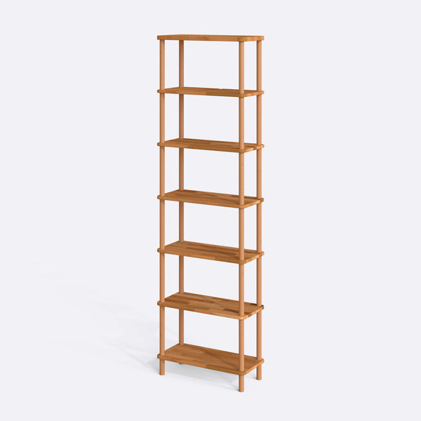 7 Raflı Kitaplık 60 x 28 cm, %100 masif kayın, doğal ahşap dokusu, beyaz zeminde üç çeyrek açıdan stüdyo çekimi