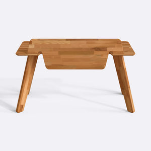 Han V2 Çalışma Masası 150 x 70 cm, tabla altı masif kayın saklama bölmesinin karşıdan stüdyo çekimi
