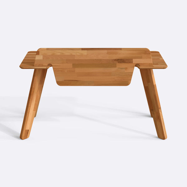 Han V2 Çalışma Masası 150 x 70 cm, tabla altı masif kayın saklama bölmesinin karşıdan stüdyo çekimi