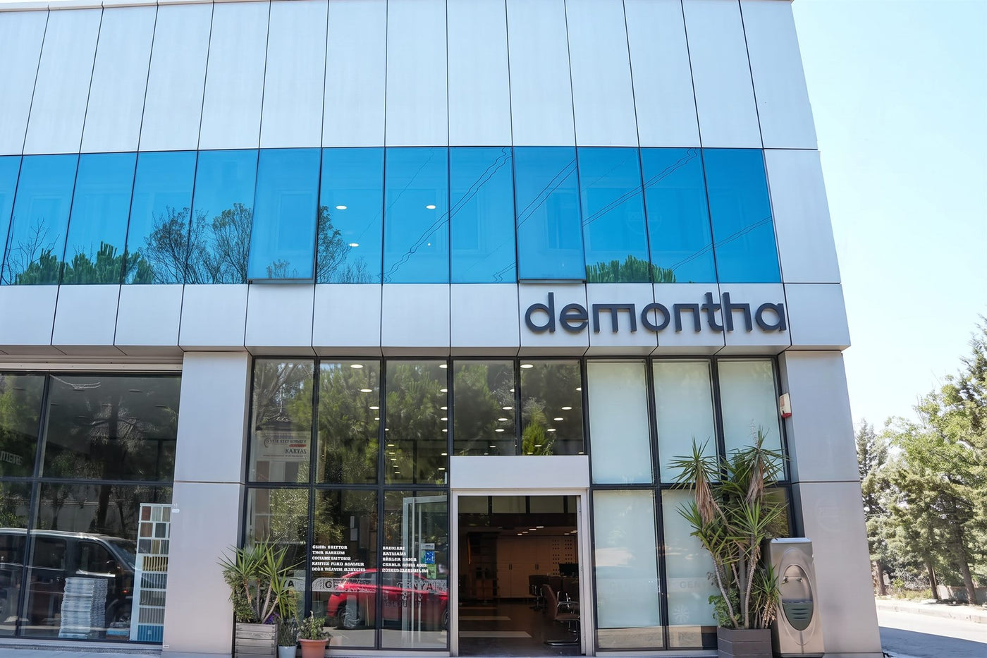 Demontha binası cephesi: camekanlı vitrin ve demontha tabelası, Başakşehir İstanbul