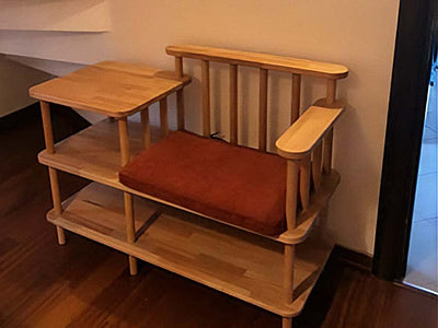 Girişte kiremit rengi minderli, raflı ahşap vestiyer bench