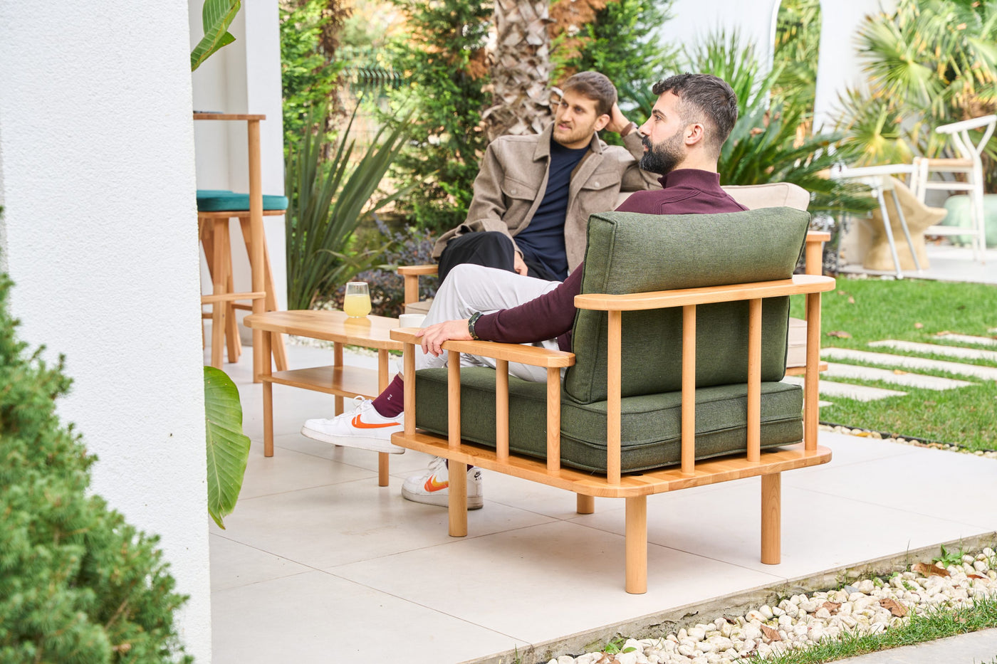 Yeşil minderli masif kayın bahçe koltukları