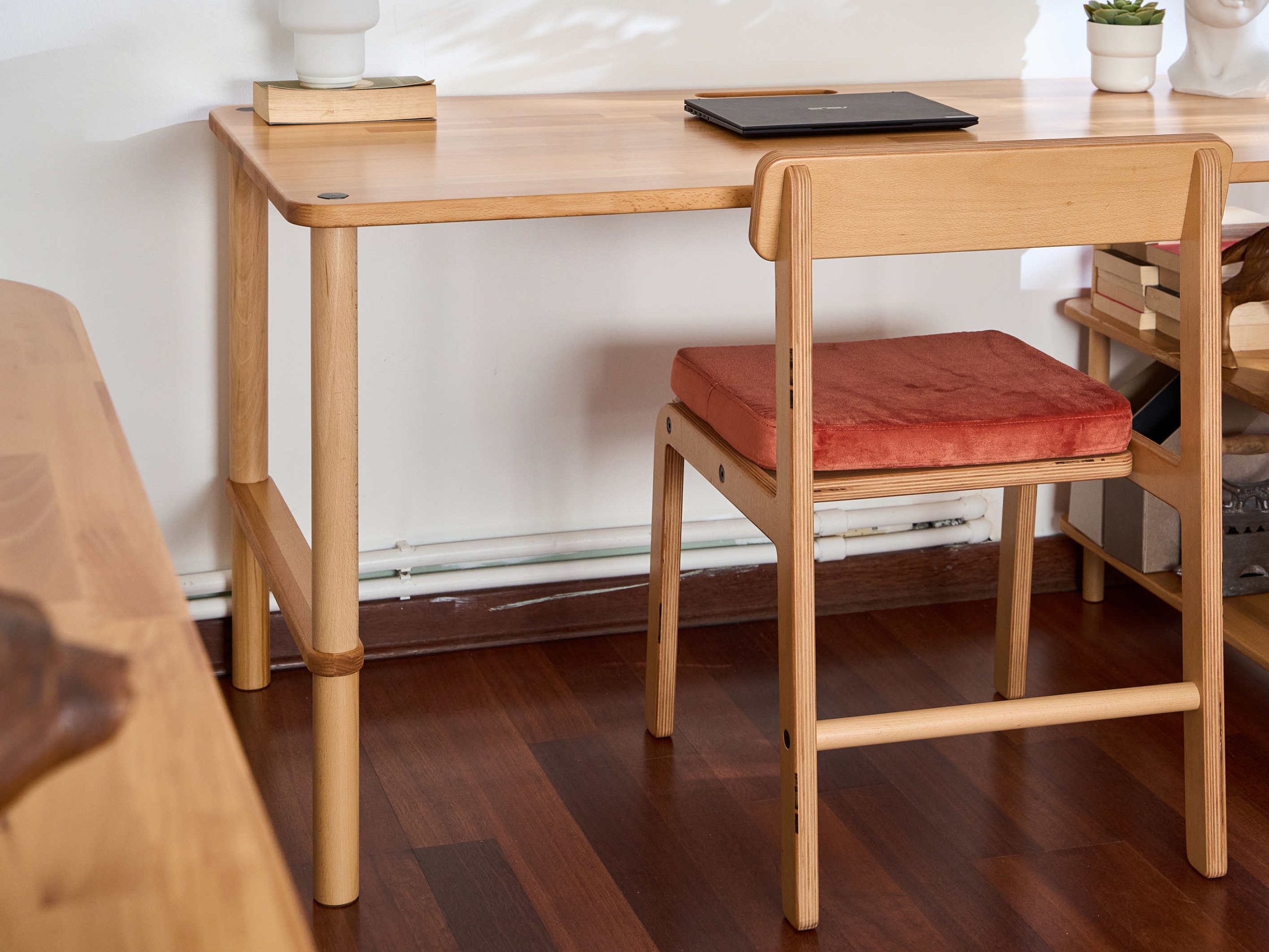 Masif kayın ağacı Rylai çalışma masası ve Rida sandalye ile ev ofisi düzeni