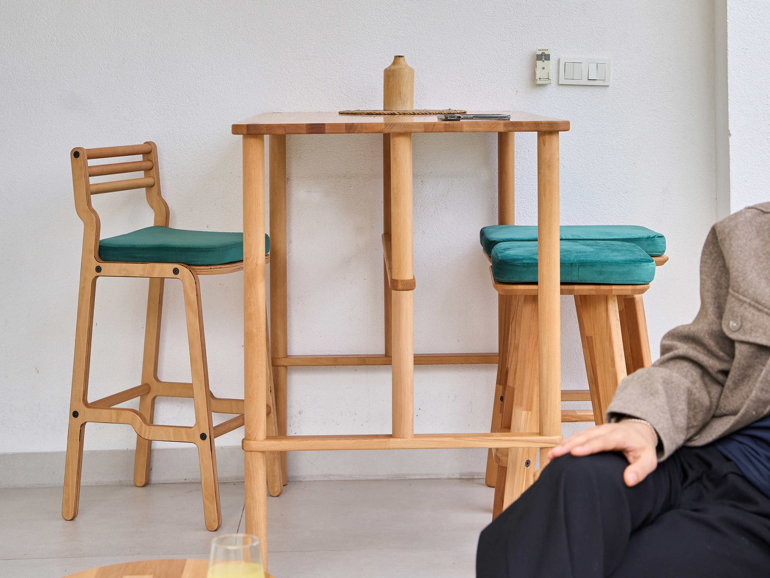 Mutfak bar köşesinde masif ahşap bar masası ve farklı tabure modelleri