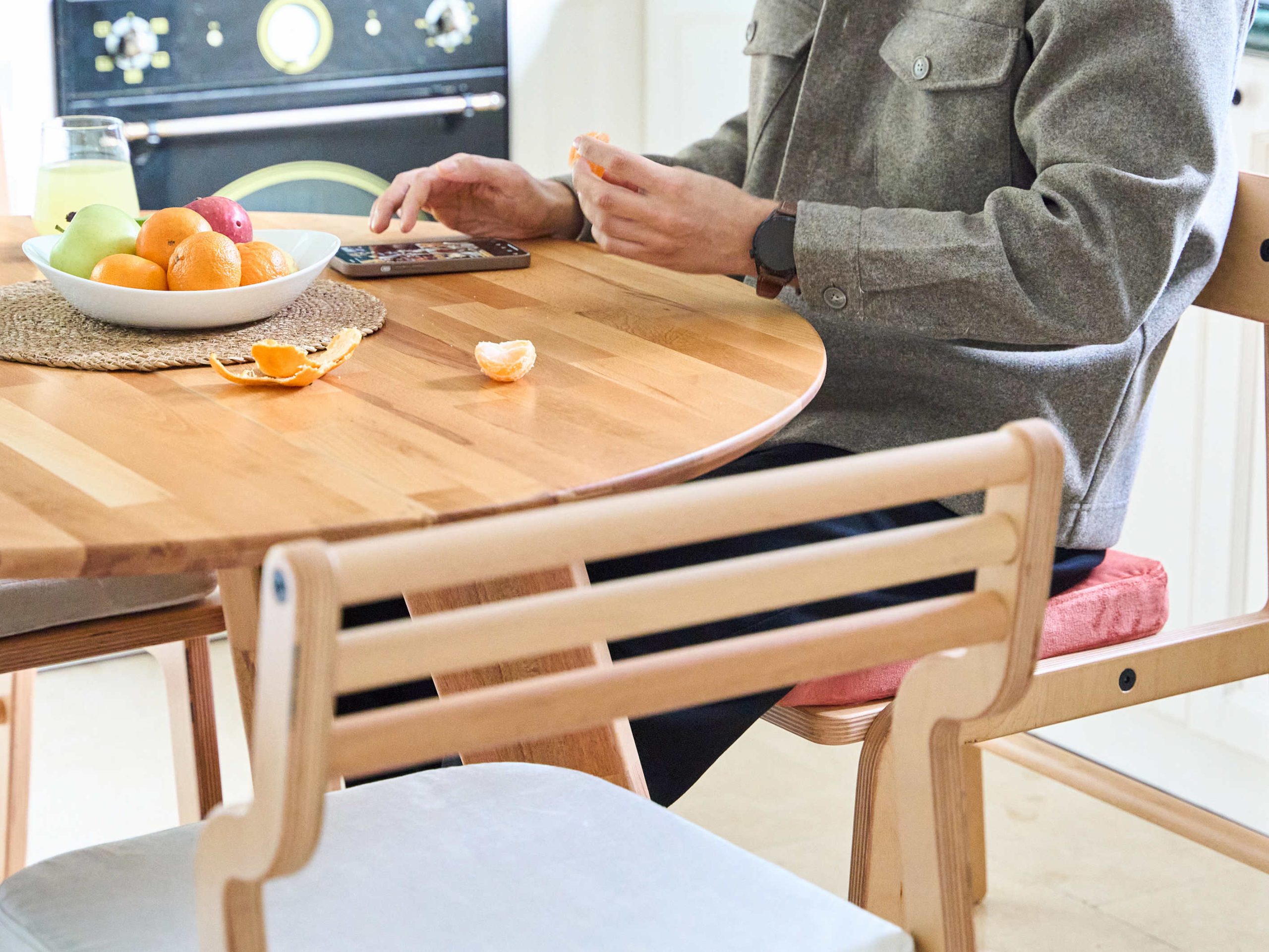 Yase yuvarlak yemek masası ve Finna sandalye ile yemek alanı