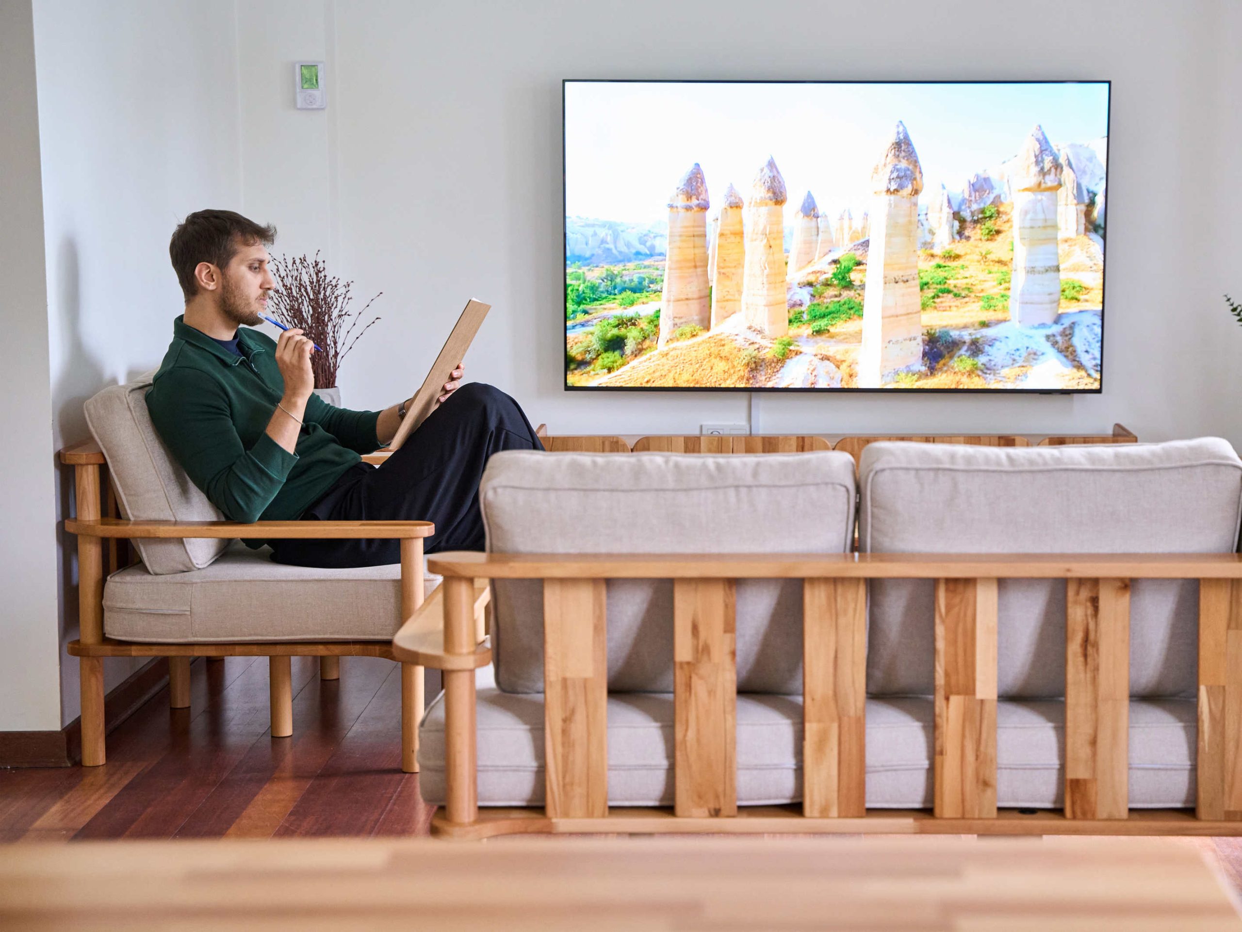 Bral ikili ve üçlü koltuk ile ahşap mobilya renk uyumu salon örneği