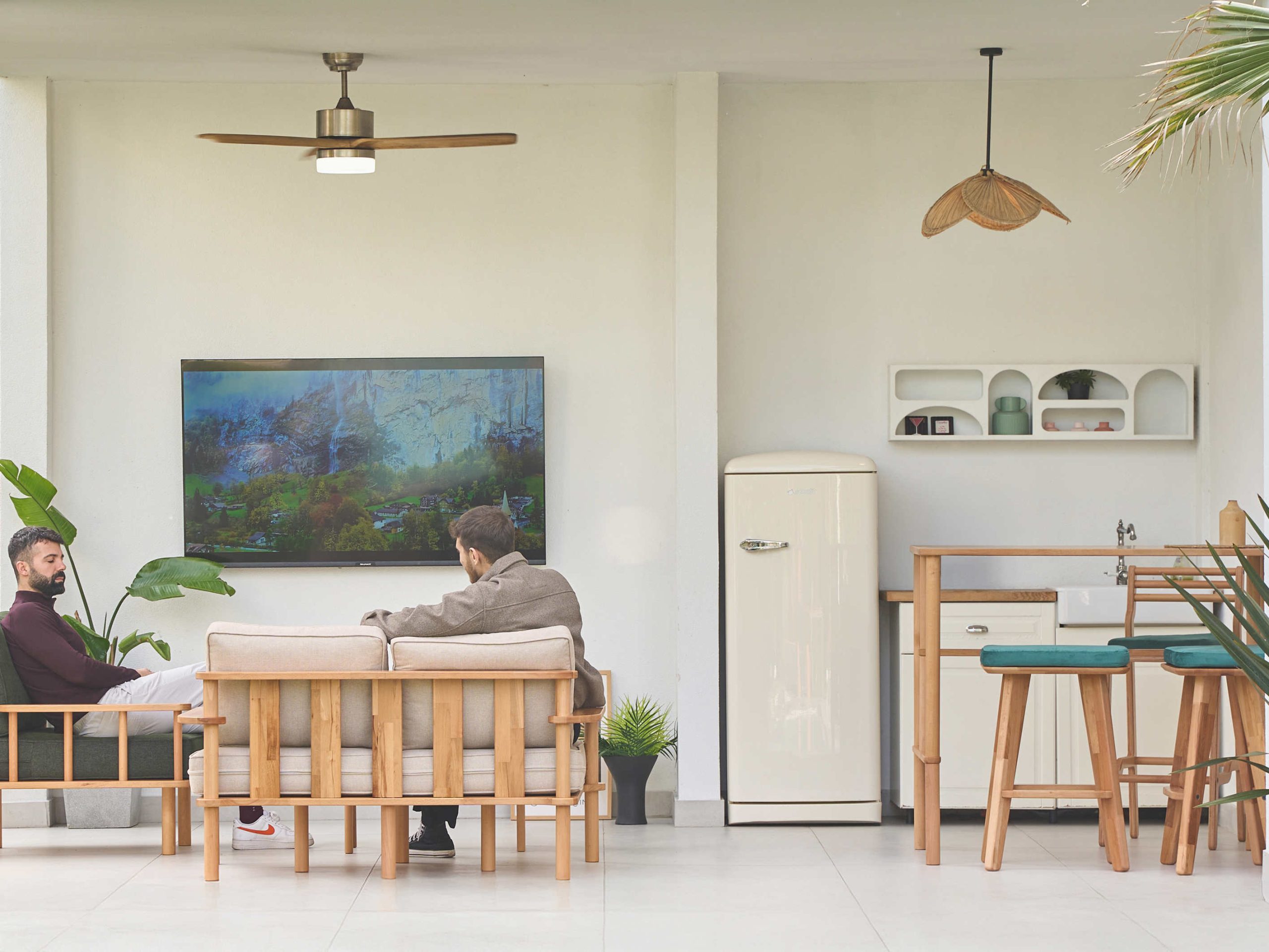 Salon dekorasyonunda ahşap bar masası ve bar taburesi kullanımı