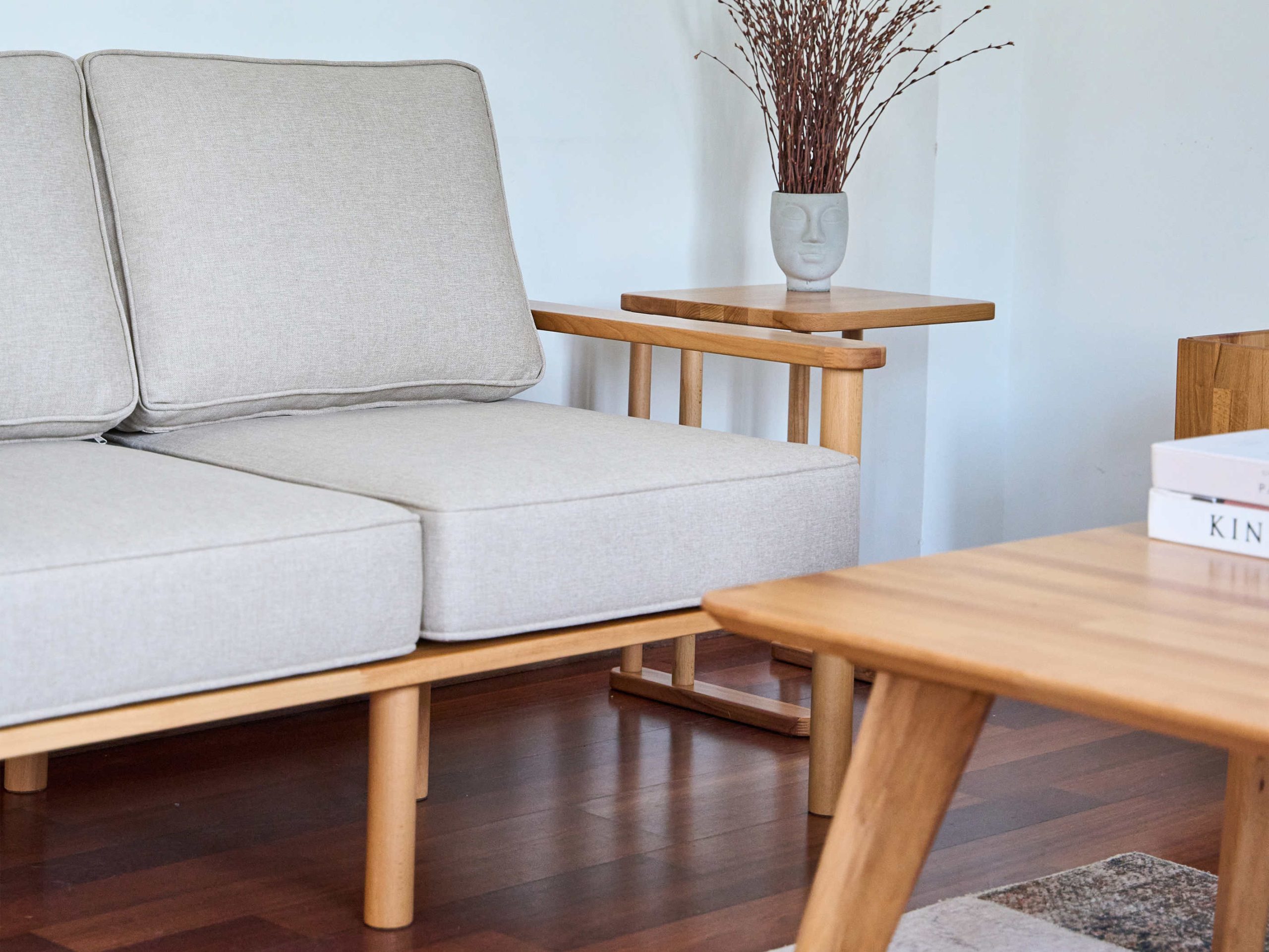 Bral ikili koltuk ve Han sehpa ile salon renk uyumu