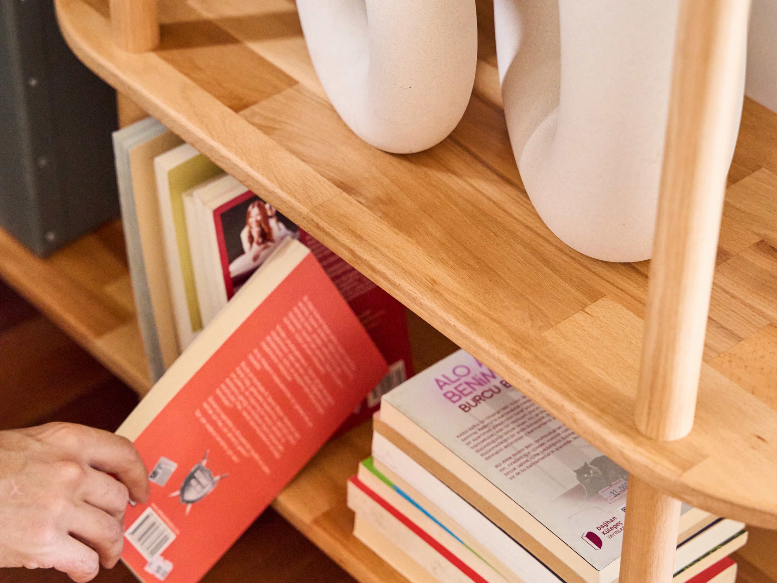 Sola kitaplık minimalist