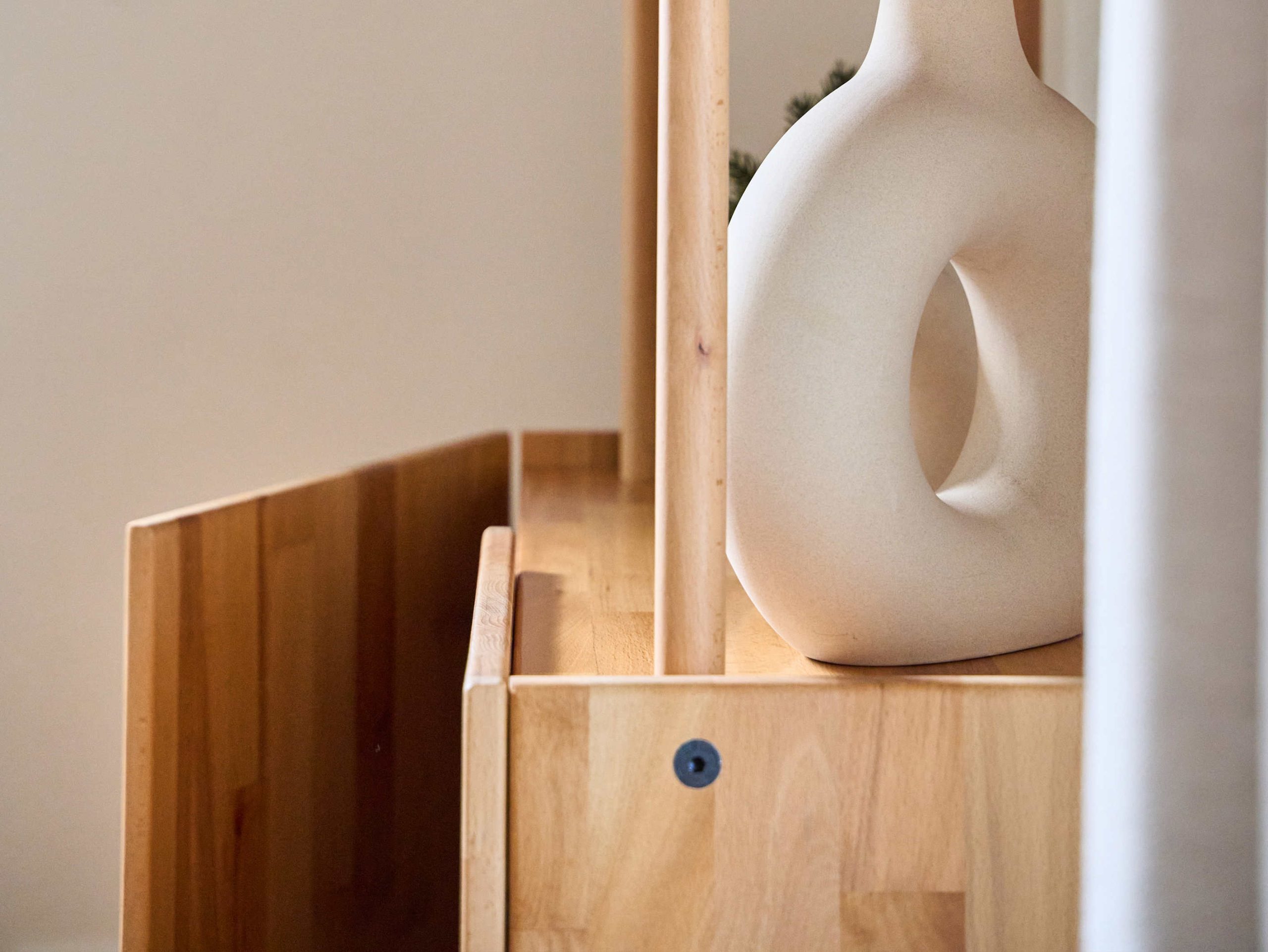 Farklı açıdan masif kayın ağacı salon büfesi ve dekorasyon detayları