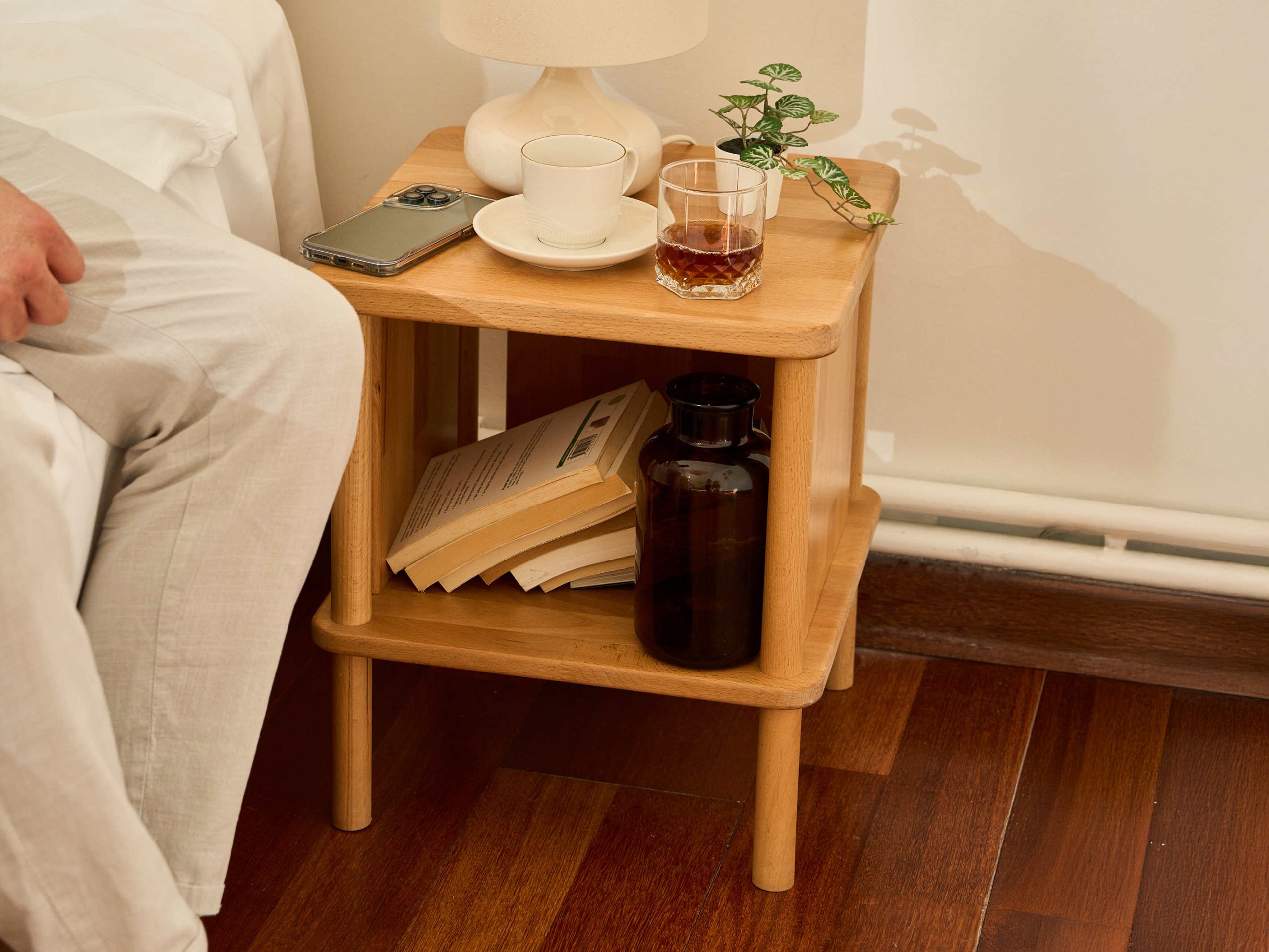 Masif ahşap komodin detay görünümü çekmece ve raf yapısı